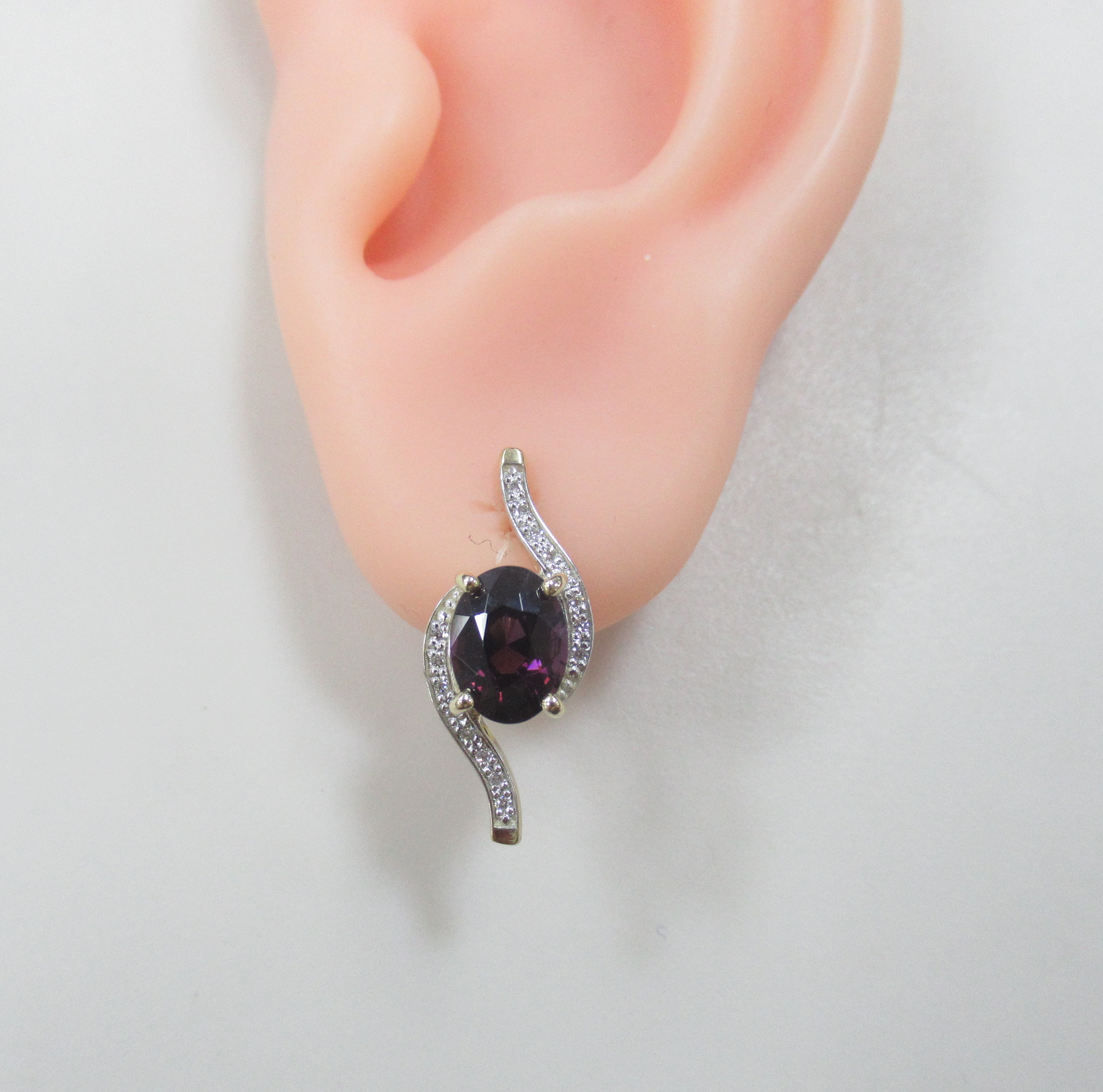 Серьги из желтого золота с красной шпинелью